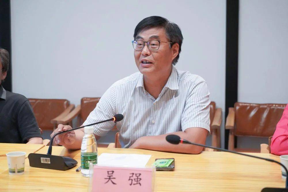 小镇新闻铜陵市副市长吴强一行莅临殷港小镇调研