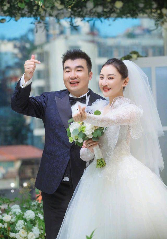 何雯娜婚纱照_何雯娜婚纱照蹦床(3)