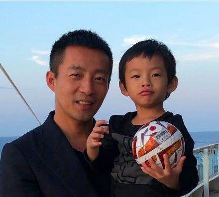 超帅的星二代：郑嘉颖儿子遗传了好基因，胡杏儿俩儿子像双胞胎
