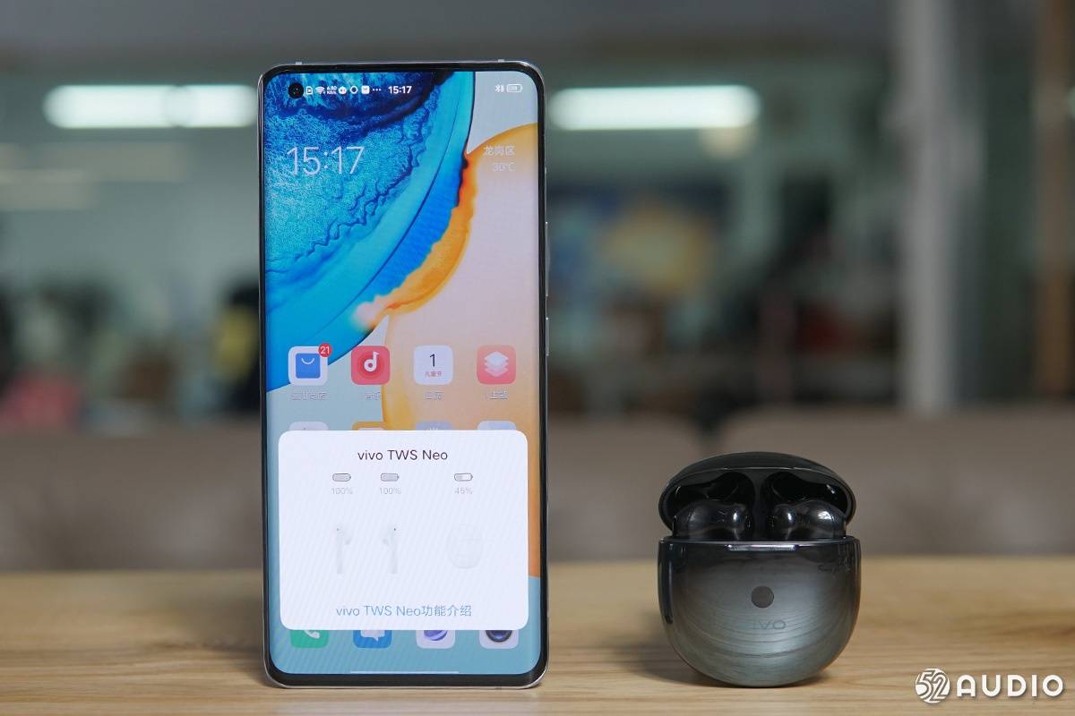 vivo真无线耳机在于"双胞胎"vivo x50 pro搭配使用时,相互靠近打开