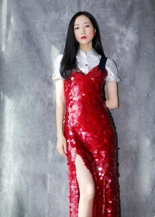 原创韩雪红色亮片裙秀长腿，时尚发力美得“失了真”，气质太出众