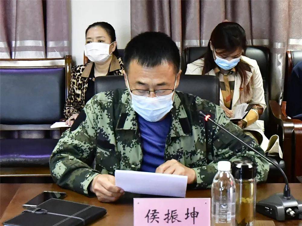 林业局党委副书记,局长侯振坤主持会议并就贯彻落实好此次会议精神