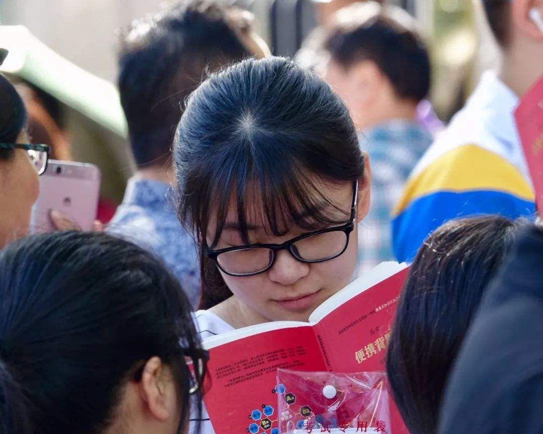 陕西臭名昭著的16所大学，每年都坑害学生，今年高考生要注意吴速玲整容