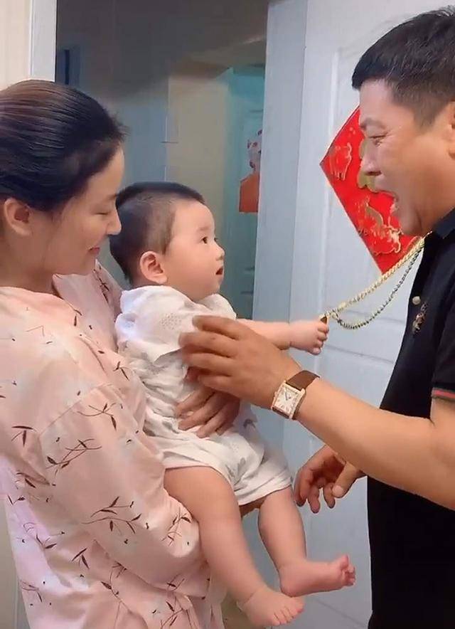 姥爷来做客，临走时被外孙抓住了大金链子，姥爷小气表现笑翻网友求职救人直接录取