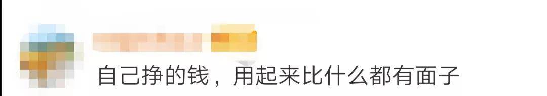 7岁娃随父亲到雇主家写作业，网友：不一样的童年