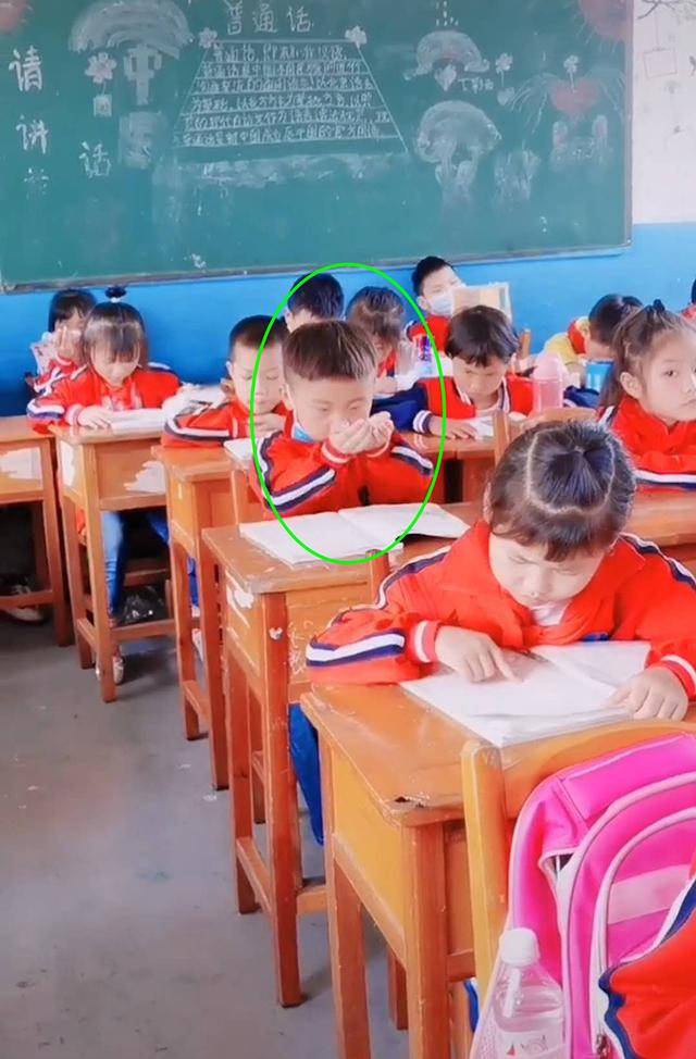 上课前，熊孩子对自己“醍醐灌顶”，老师：要我何用？俄小伙卖鱼香肉丝