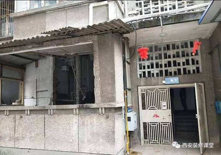单元门的样子,过去80年代的老旧无电梯房子,一楼的阳台还是自己