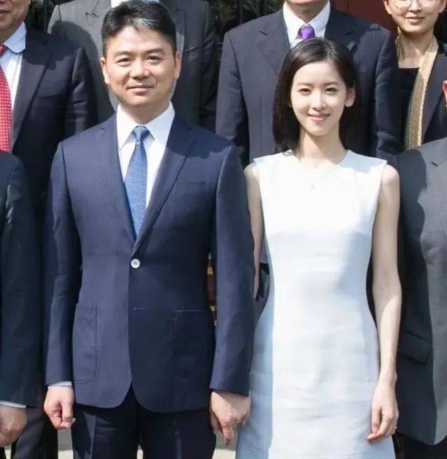 男女地位反转?章泽天剑桥进修结识新大佬,刘强东