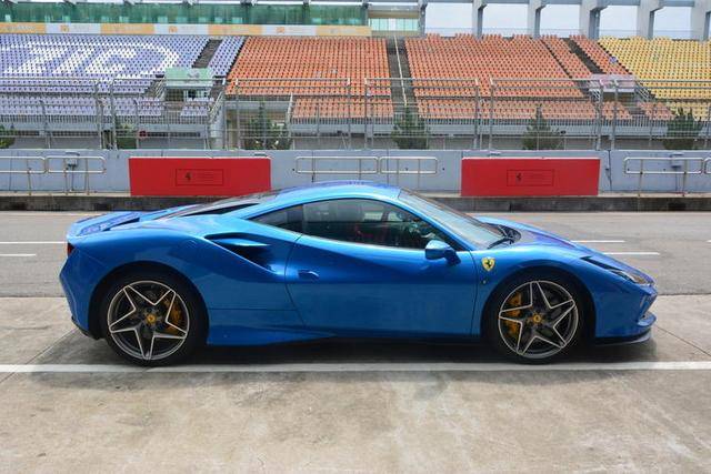 完美继任者赛道试驾法拉利f8tributo