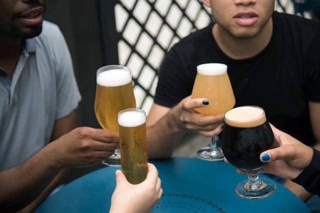 三天喝一次酒一次喝三杯，和天天一杯酒，哪个对肝脏损伤大？