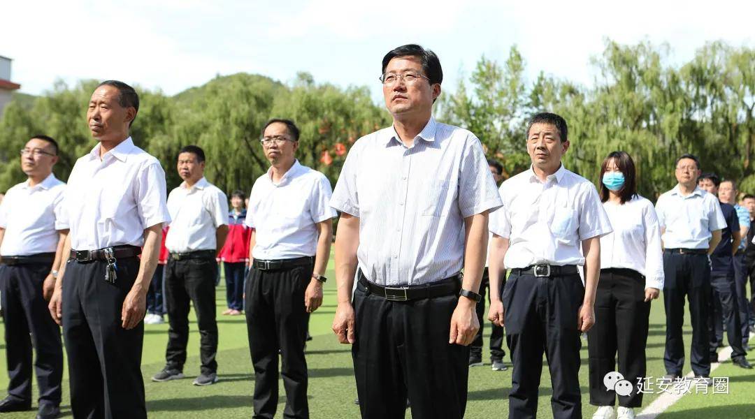 延安中学党委书记,校长王文涛等学校领导,和同学们一起体悟和感受延安