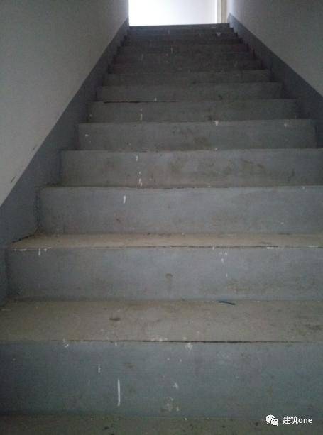 某项目楼梯间面层均为20mm厚1:3水泥砂浆,施工面积较大,施工完成后
