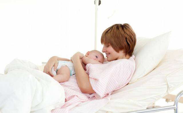 父母|宝宝每天可以抱多久？不同月龄的宝宝咋抱最好？父母别傻傻不知道