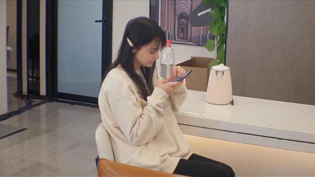 谁会把郑爽拉黑？被拉黑后的她伤心地哭了，而