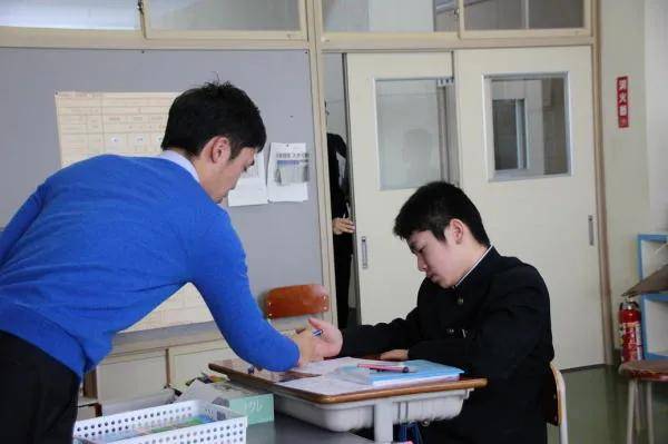 上海“1人幼儿园”引4亿人爆笑，日本这所“1人中学”却让无数人留下眼泪...