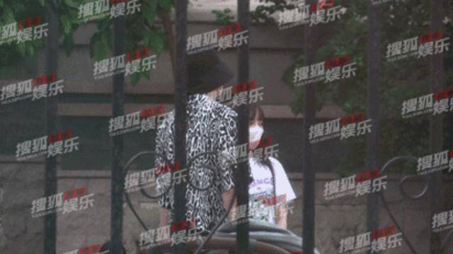 李小璐深夜买醉，走路不稳一男子亲密搀扶，与