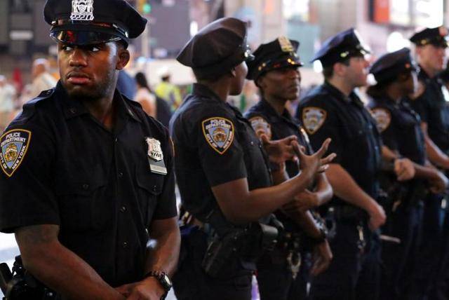 美国警察跪压黑人事件另类解读:美国警察薪水够花么?