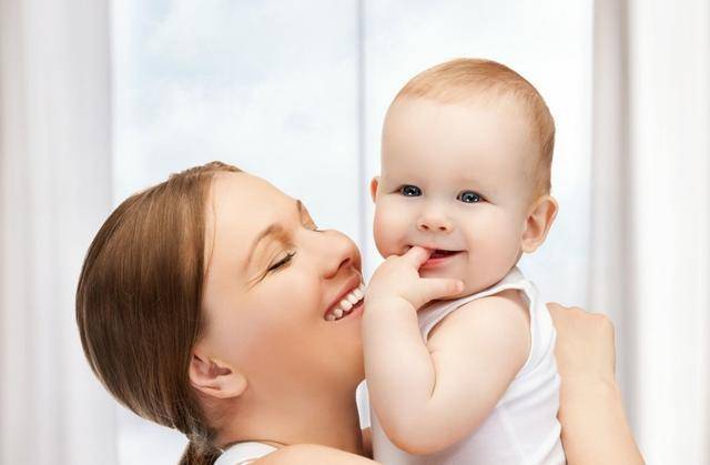 父母|宝宝每天可以抱多久？不同月龄的宝宝咋抱最好？父母别傻傻不知道