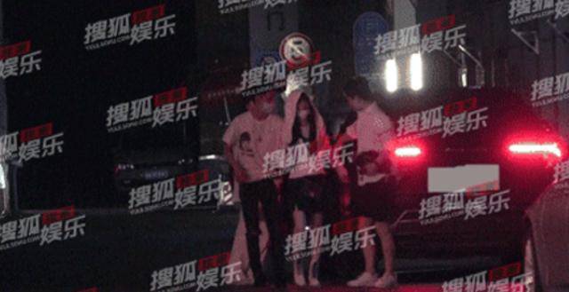 李小璐深夜买醉，走路不稳一男子亲密搀扶，与