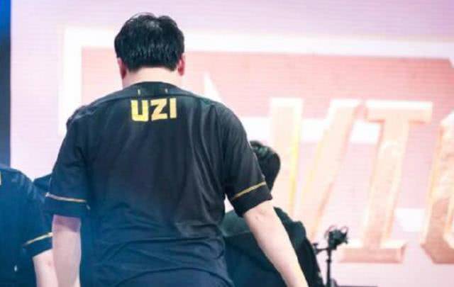 UZI姿态再度合体，解说RNG夏季赛揭幕战，观众留言让人泪目！