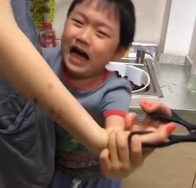 妈妈要清蒸小龙虾，儿子可怜小龙虾哭着阻止，吃了一口后儿子态度大变