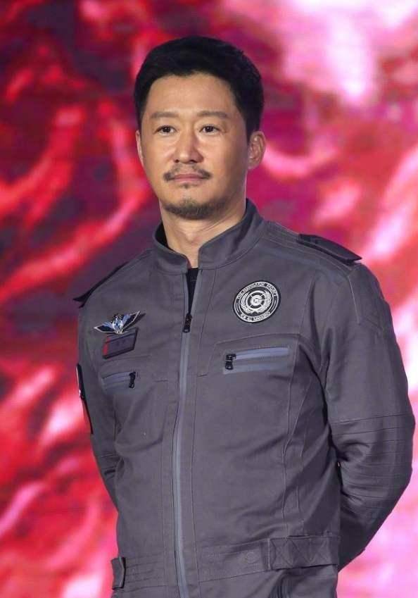 当街挖鼻屎,胡子拉碴不修边幅?百亿身家的吴京尺度大开