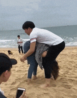 gif搞笑趣图:哥们,你要惨了,什么都被发现了!