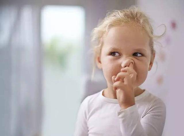 孩子|两种后果要当心为啥很多小孩喜欢挖鼻孔？有个原因需警惕