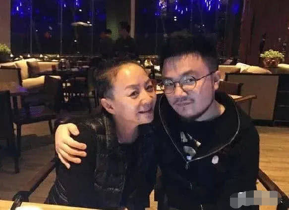 原创宋丹丹儿子没火起来，陈红儿子没火起来，但是她的儿子火的不行！