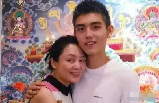 原创宋丹丹儿子没火起来，陈红儿子没火起来，但是她的儿子火的不行！