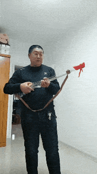 搞笑gif开心一刻:是时候英雄救美了