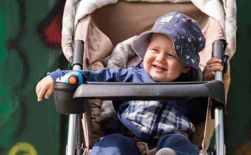 脊椎|脊椎可能易受损伤，家长们别大意孩子这个月龄最好不要坐婴儿车