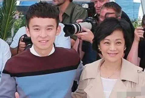 原创宋丹丹儿子没火起来，陈红儿子没火起来，但是她的儿子火的不行！