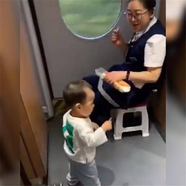 网友|馋得迈不开腿，网友：这诱惑顶不住男童看到高铁乘务员吃零食