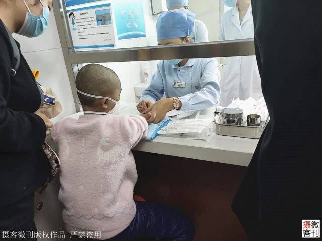 悲剧|妈妈让她喝红糖水1个月，悲剧发生了8岁漂亮女孩头晕站不起来