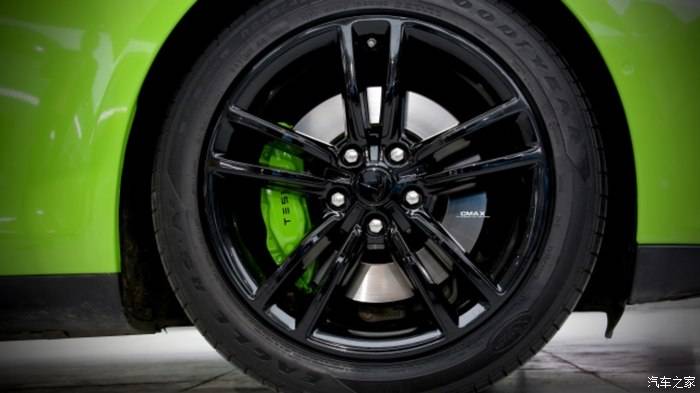 轮毂我选择的高亮黑,卡钳是荧光绿,更显得精致小巧.
