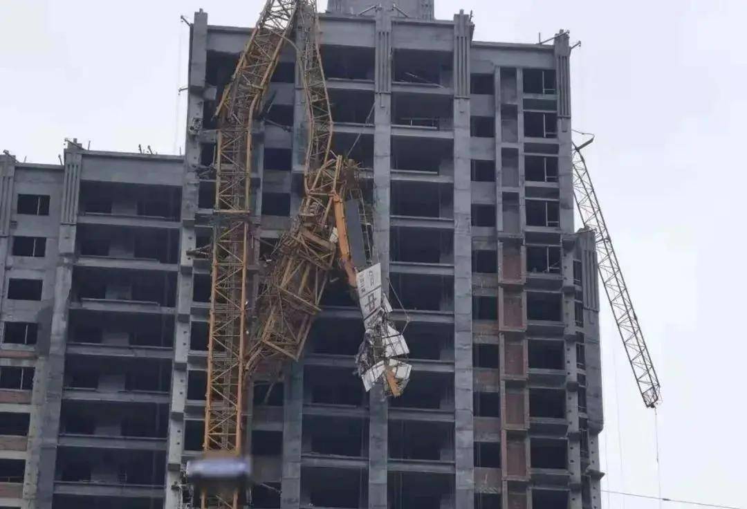 突发!重庆一在建工地发生塔吊倒塌事故