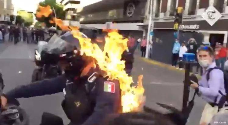 美国英国法国，甚至韩国日本民众们纷纷“下跪”