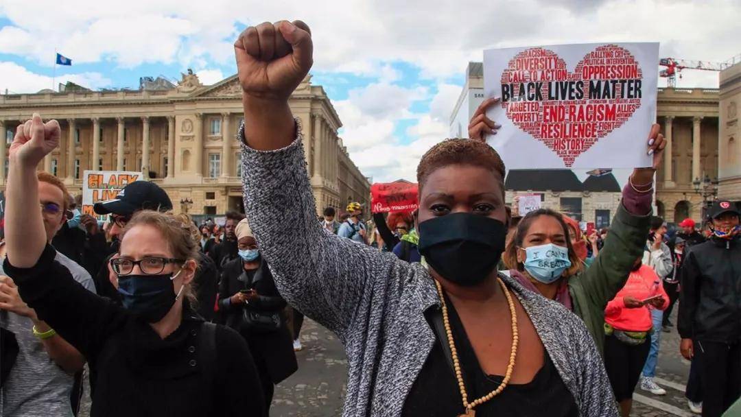 美国英国法国，甚至韩国日本民众们纷纷“下跪”