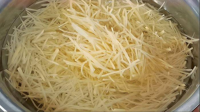 酸辣土豆丝家常做法不粘手 73d495e0bf3c405fa462a39aefa69a7f.jpeg