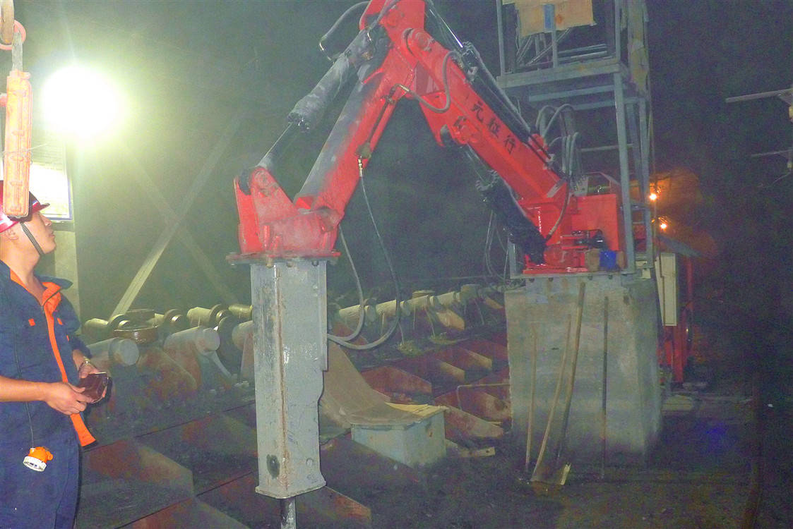 碎石机械臂 8896908a25b14a9c9f51ab19b9532745.jpeg