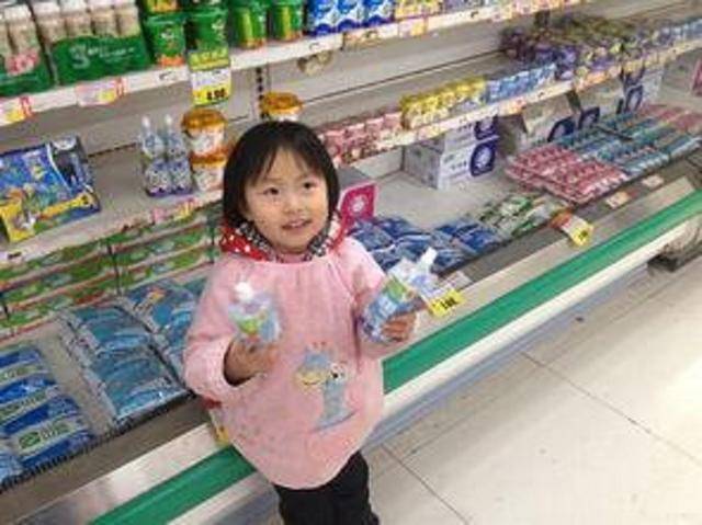 孩子|长大后往往会遭遇这个难题心理学家:小时候父母不让吃零食的娃