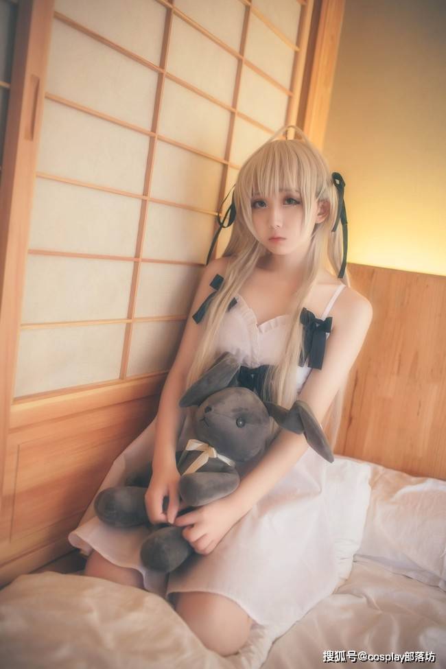 cos:春日野穹,暖黄背景下的穹妹,多了份忧郁.