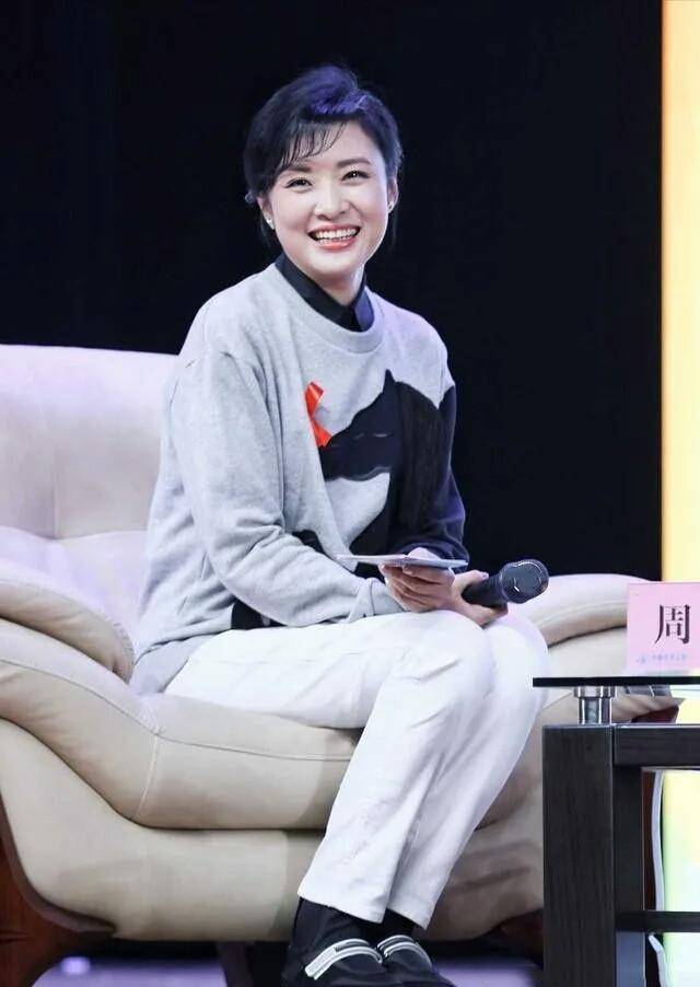 周涛现在真时髦!简约卫衣搭小白裤,早春跟风准没错!_手机搜狐网