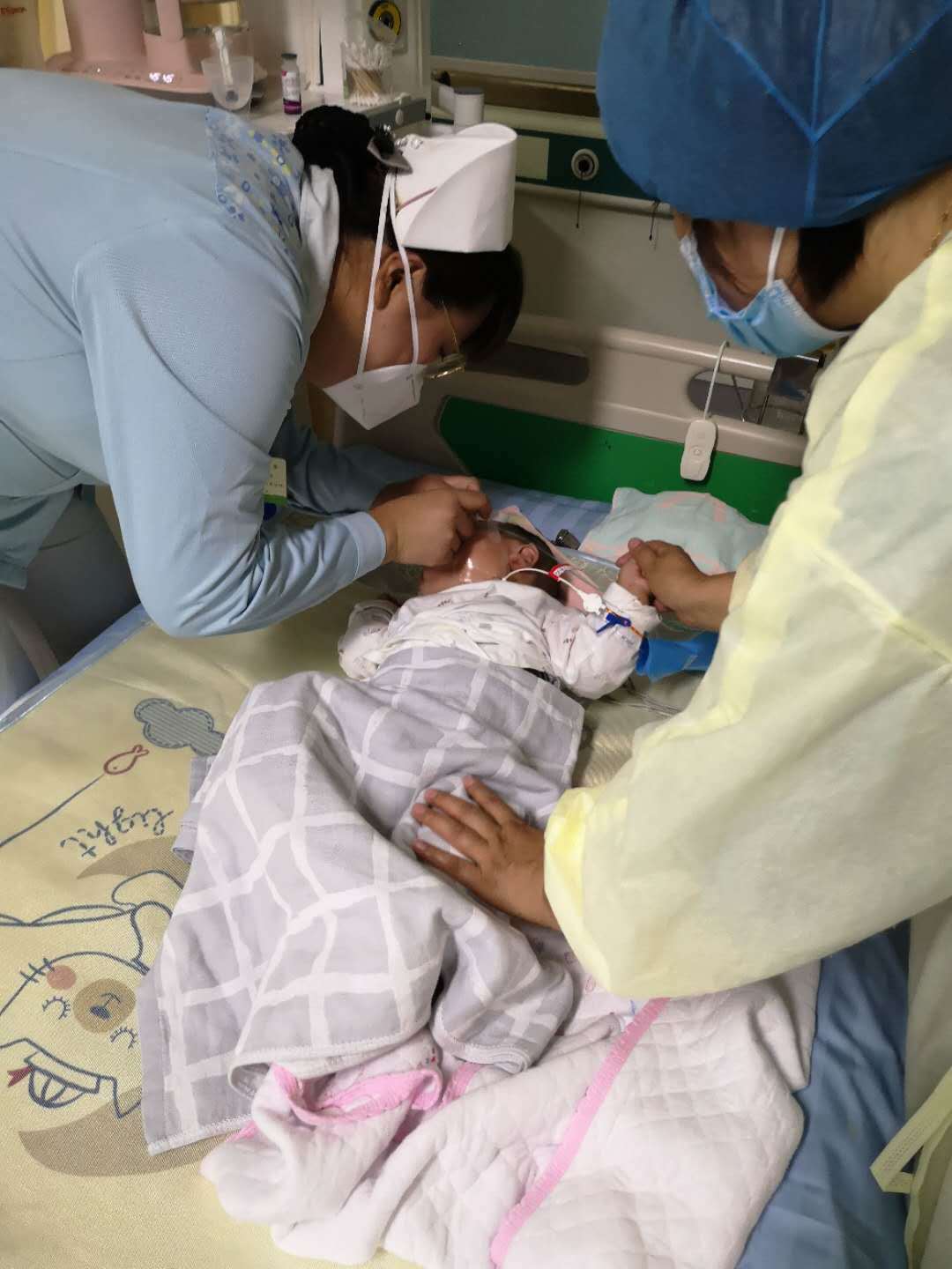 看见孩子哭闹，他们都开心的笑了!