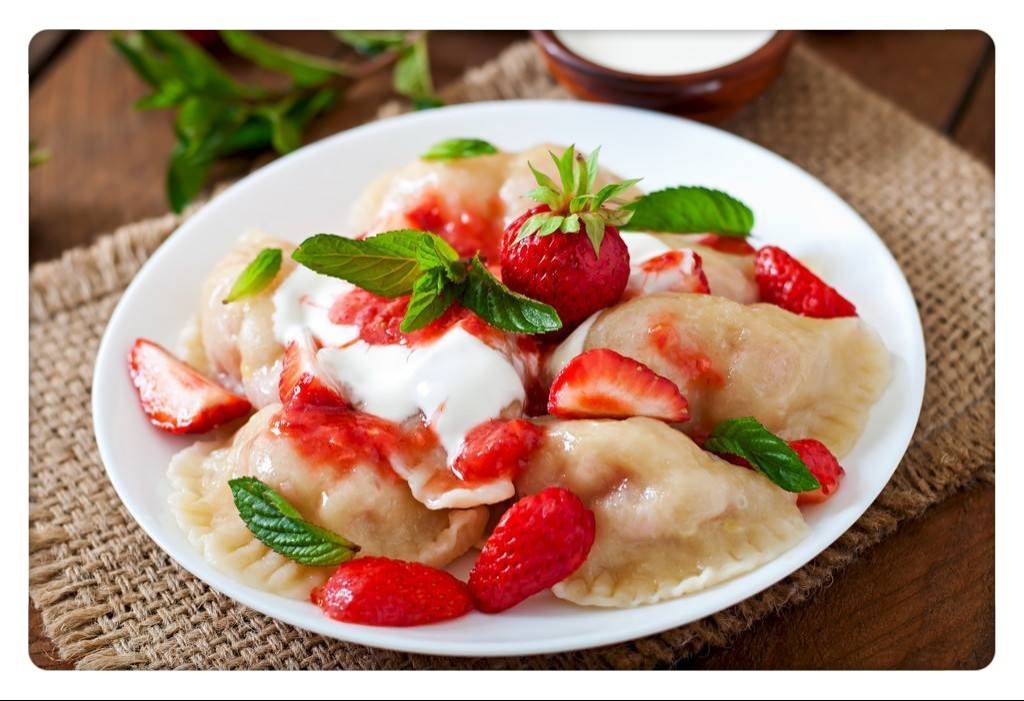 见识俄罗斯人的饺子,果然是"万物皆可包,连草莓也能包饺子?_水果