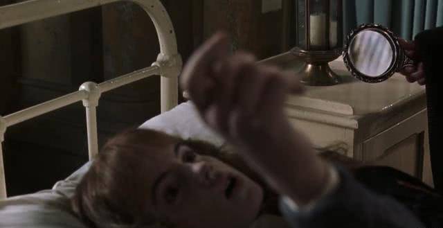 《哈利波特》赫敏被石化，手中的镜子成了主要