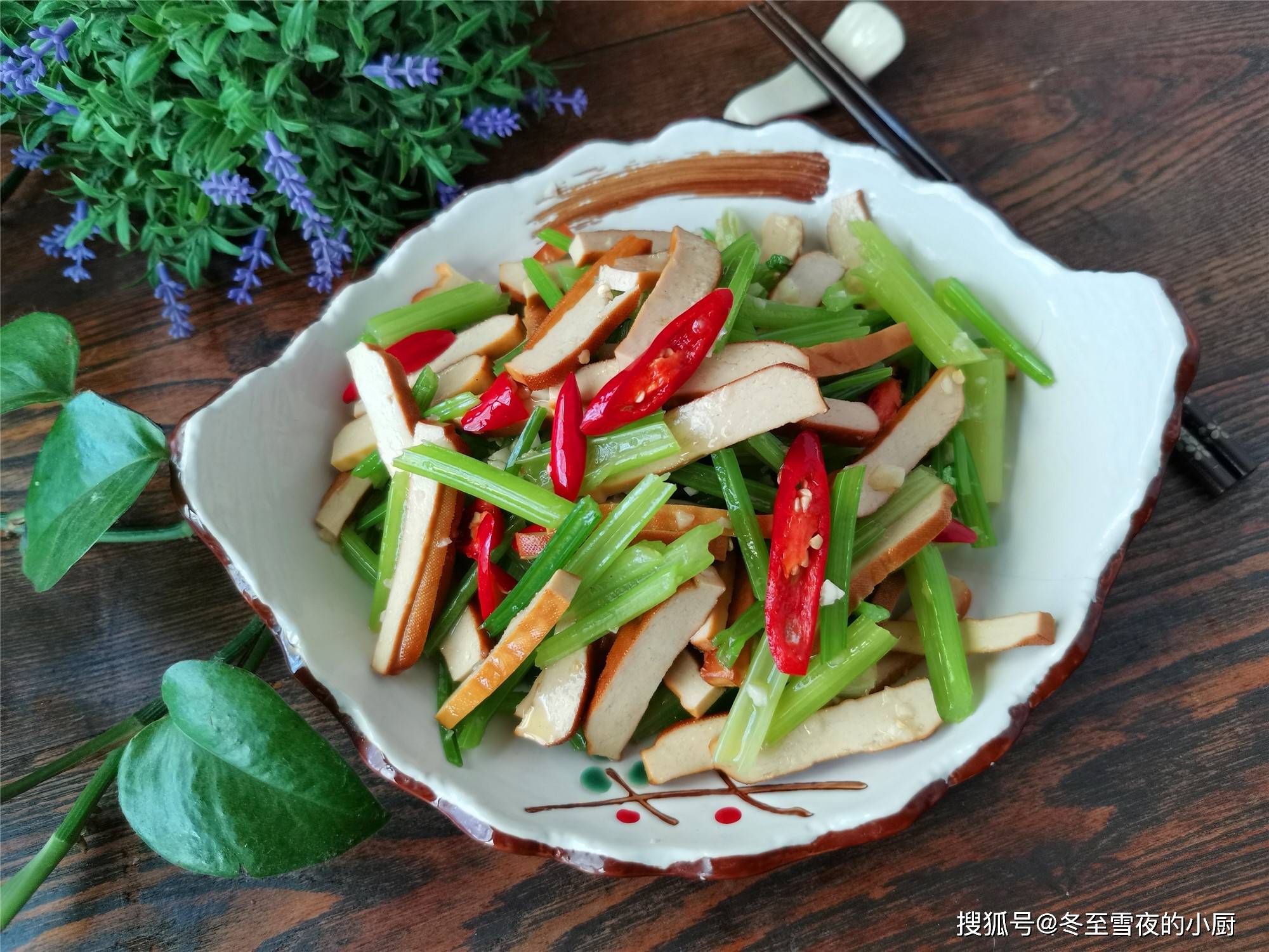 均匀,盛出装盘即可,一盘脆嫩清香可口,椒香味浓的芹菜拌香干就做好了