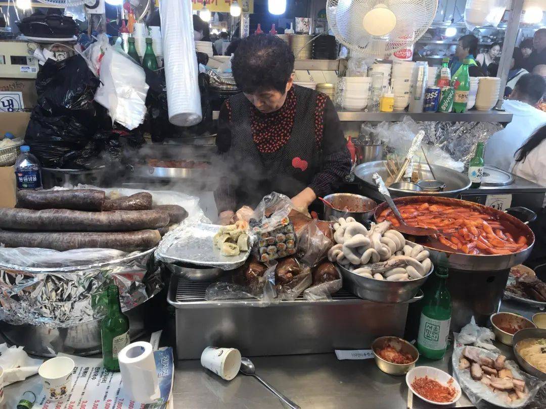 大陆,全世界很多国家和地区,总有一些离开路边摊就会失去滋味的美食。 韩国广藏市场里热气腾腾的炒年糕、