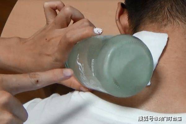 如何快速解决落枕疼痛 86f2ceefb41b48f6abbfc2f4a9014c6e.jpeg